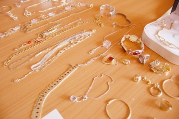 Bijuterii din aur şi argint, confiscate de poliţişti